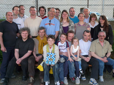 Tout le monde est réuni pour fêter le brillant parcours des équipes de CFE en 2010 .