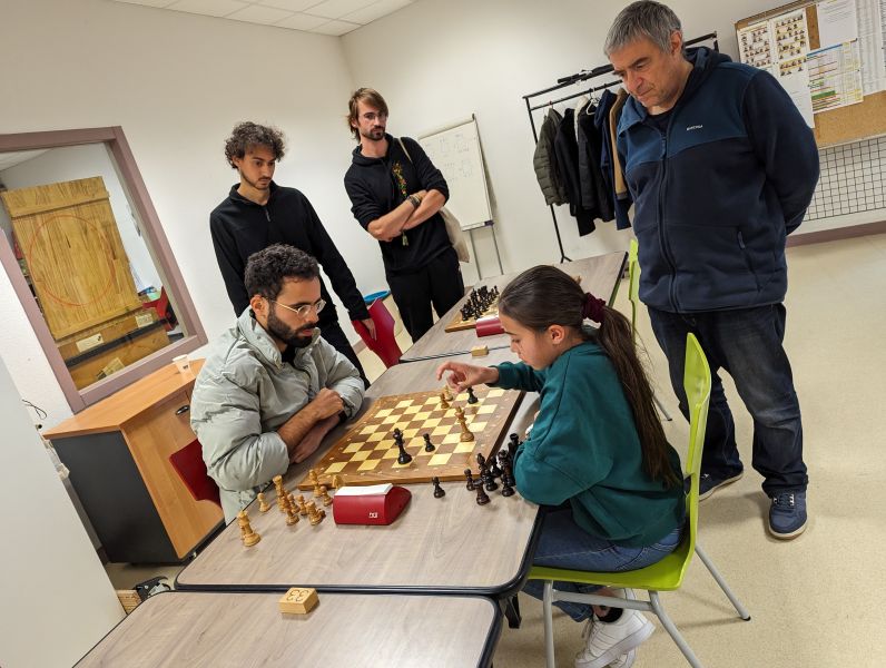 Jean, soutenu par Methéo et Maxime, surveillé par Jean-Marc